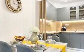 Art Apartment For 4 Guests Free Parking & Wifi